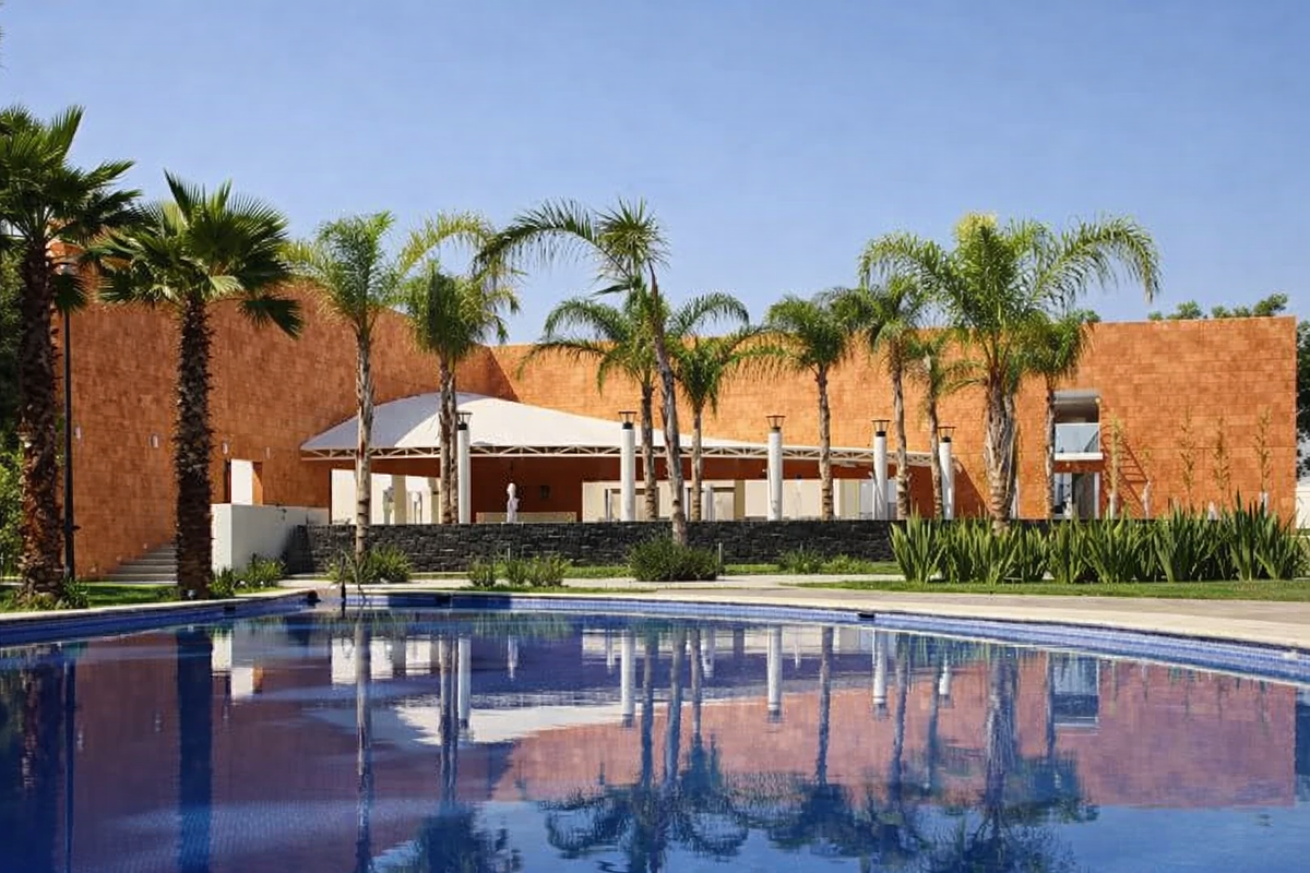 3 of 9: Casa club con alberca y amplias áreas exteriores