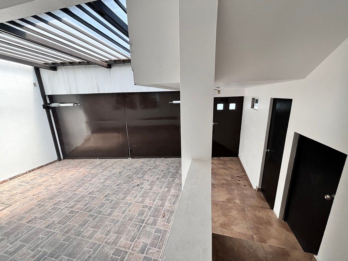 11 de 27: Acceso principal, garaje 2 autos, medio baño, bodeguita