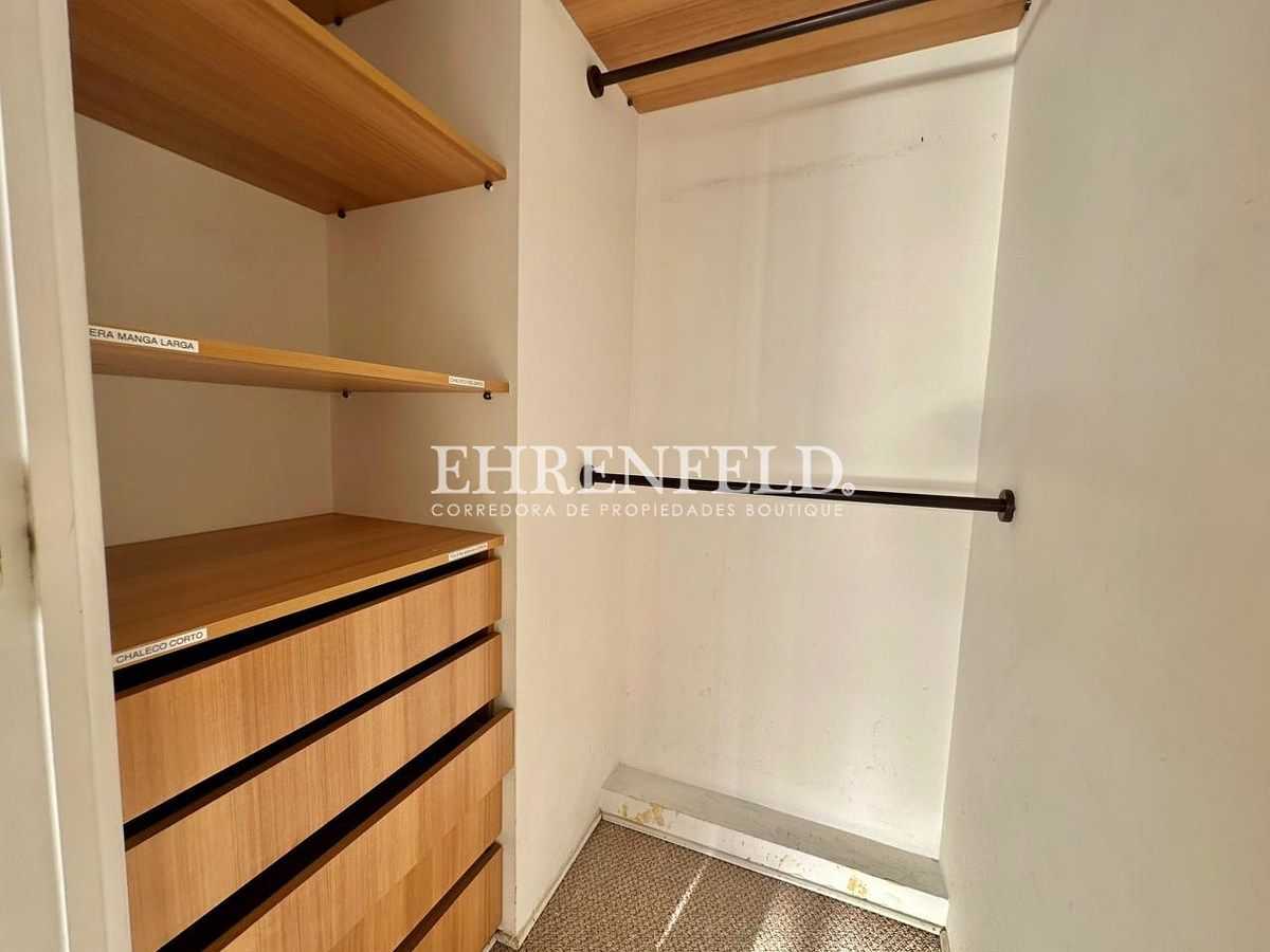 26 de 29: Walk in closet suite.