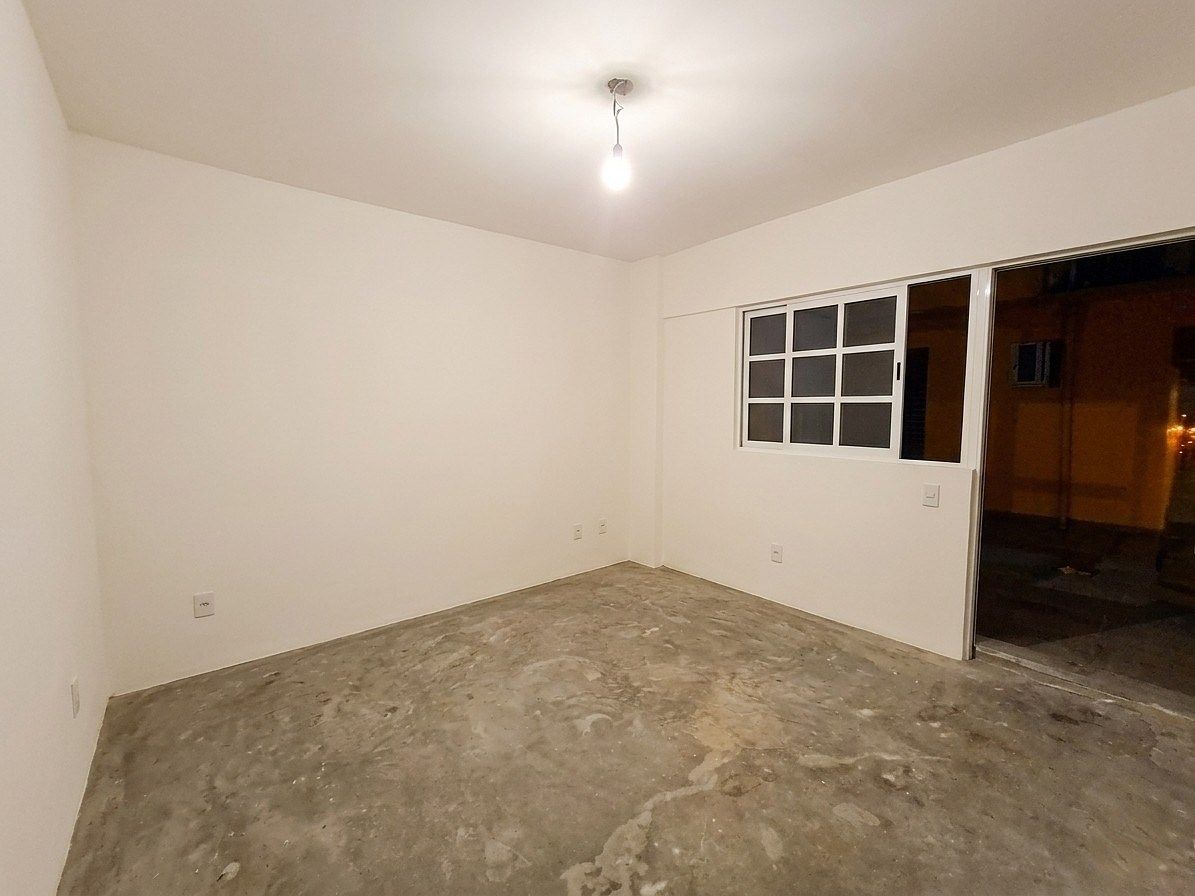 6 of 12: Habitación 1