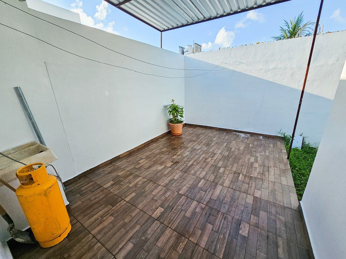 9 of 18: Patio trasero