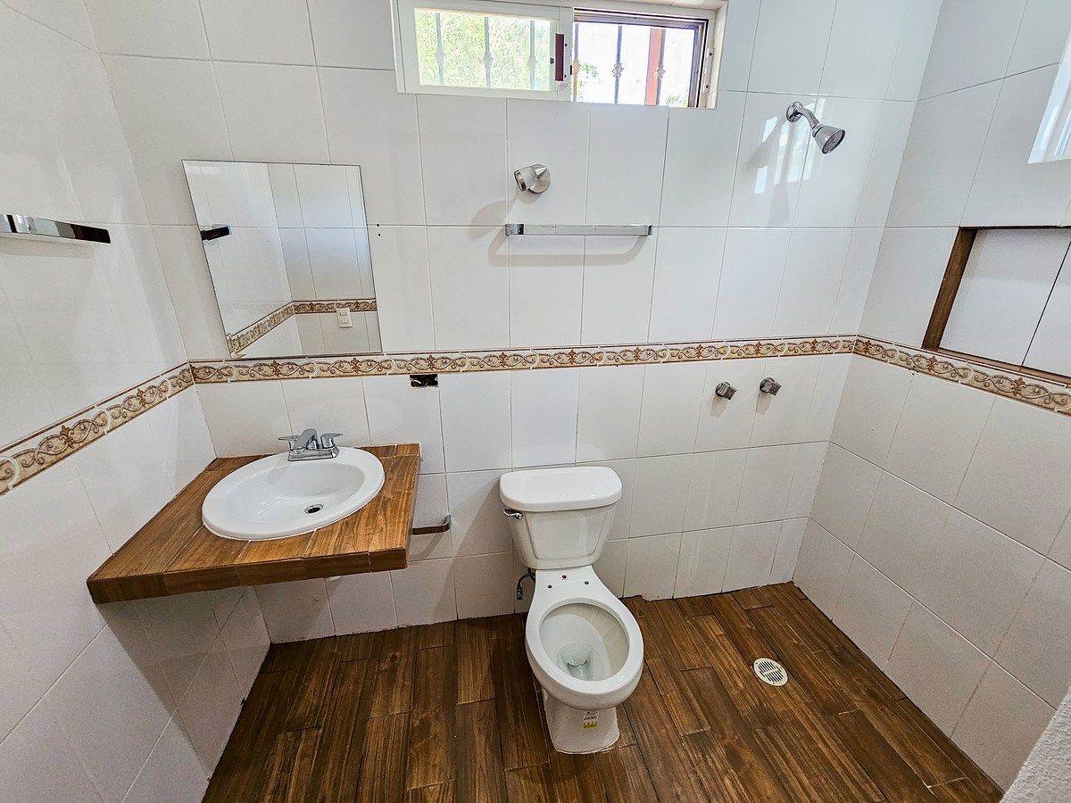 14 of 18: Baño en recámara 2