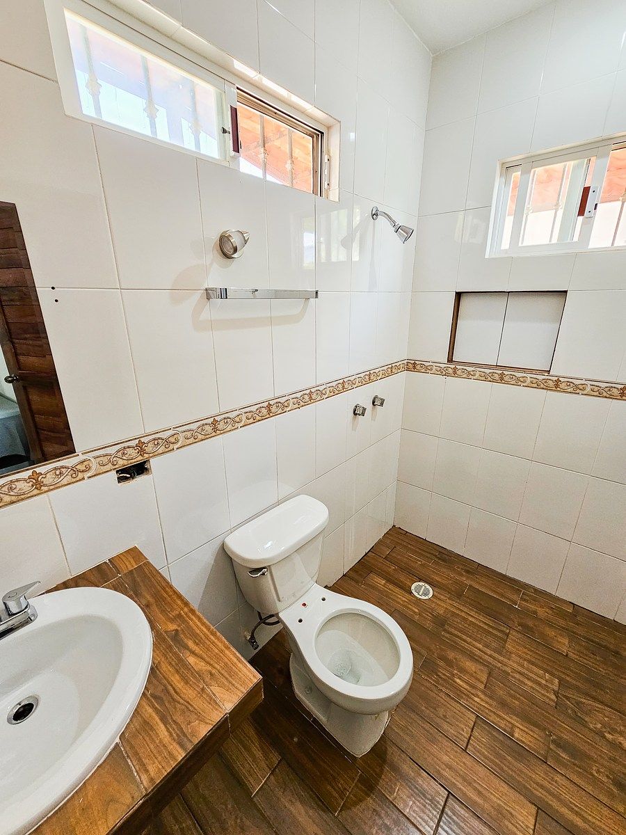 15 of 18: Baño en recámara 2