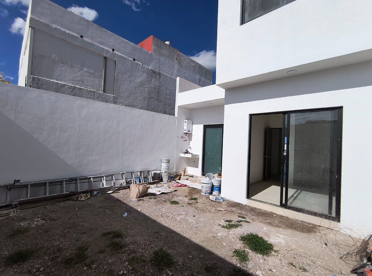 4 of 16: Jardín y área de lavado