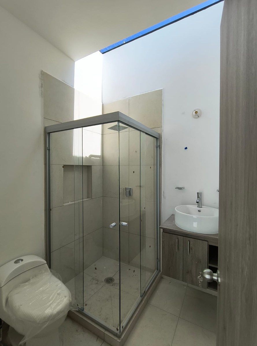 10 of 16: Baño en recámara principal