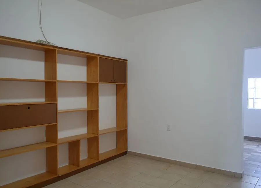 3 of 6: Estantería de cuarto