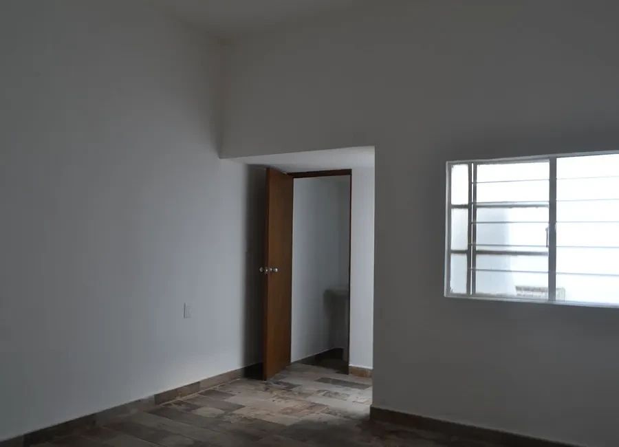 4 of 6: Cuarto & Área de Baño