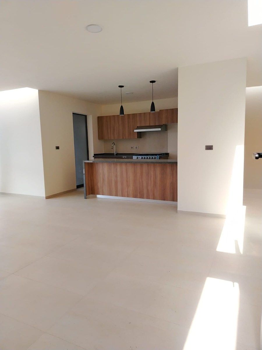 3 of 23: Área de comedor y cocina equipada