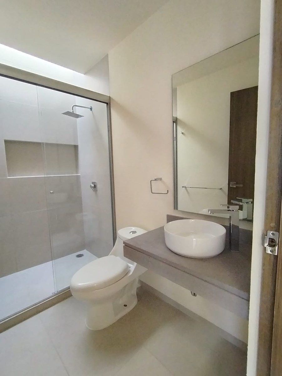 15 of 23: Baño secundario