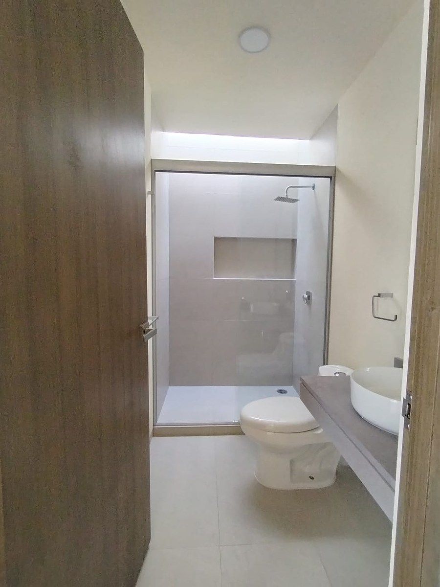 16 of 23: Baño secundario