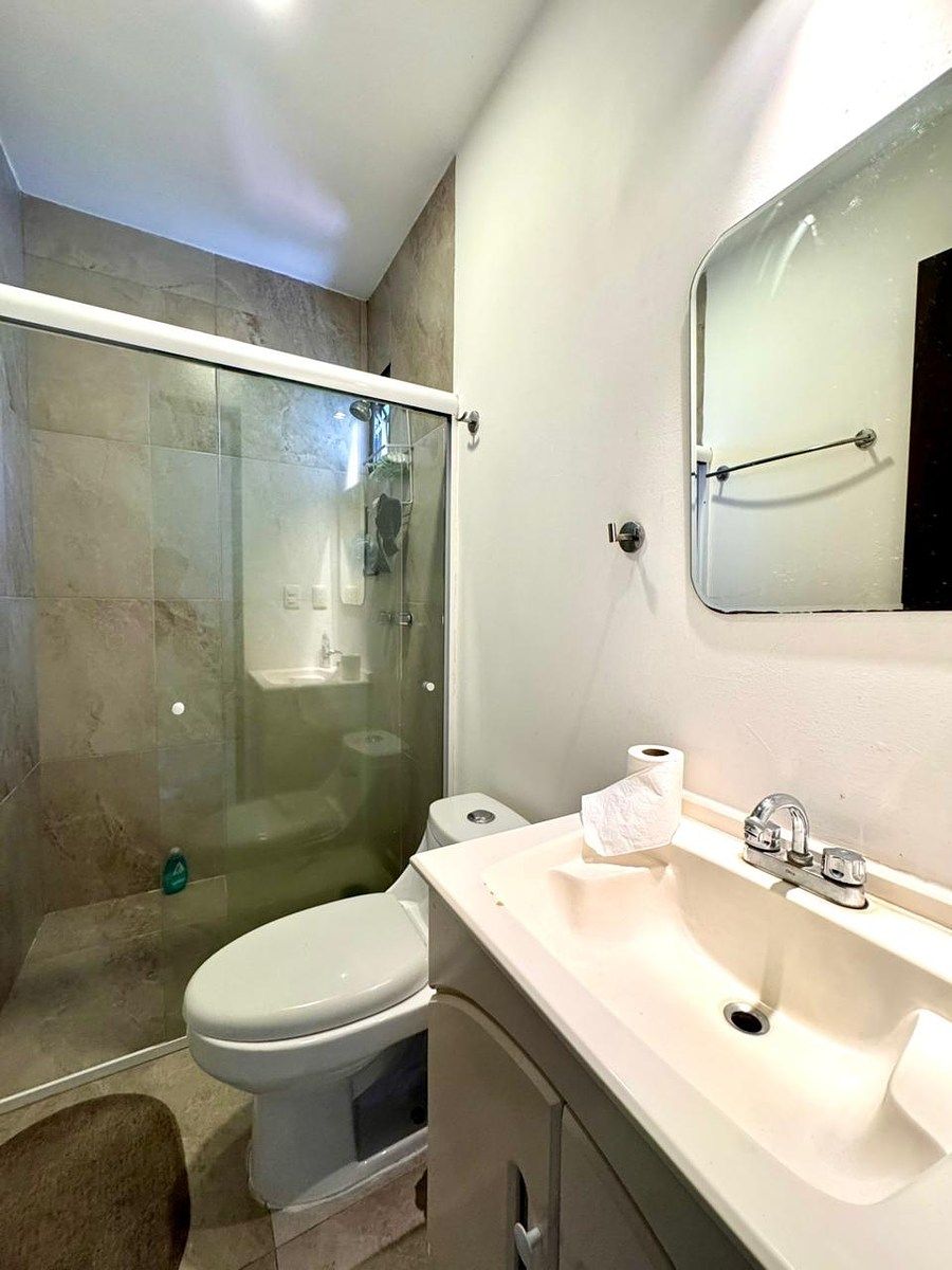 8 de 14: Baño con cristal templado.