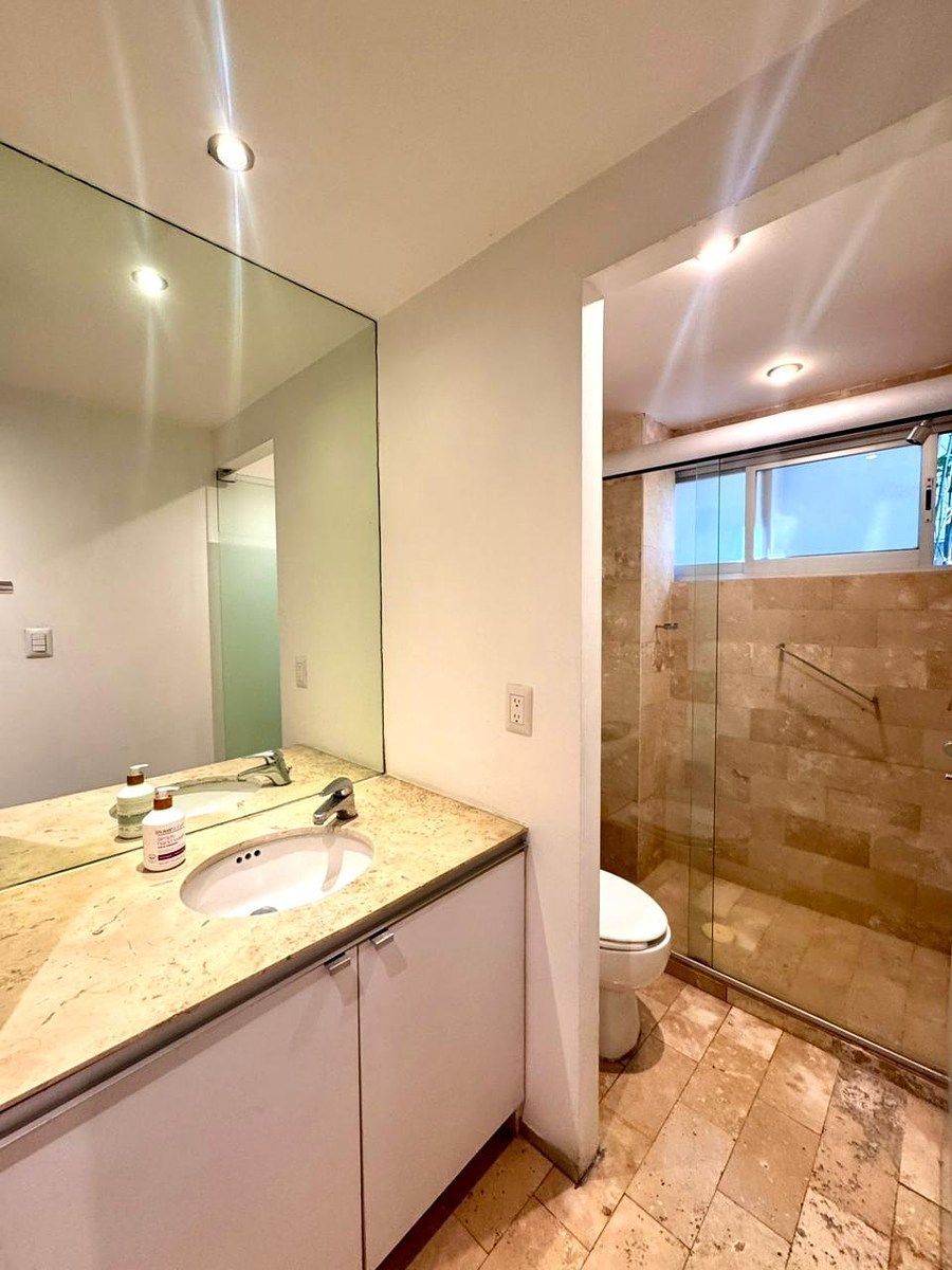 12 de 17: Baños con cristal templado