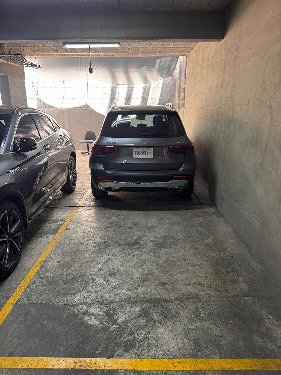 17 de 17: Cajón de estacionamiento techado compartido