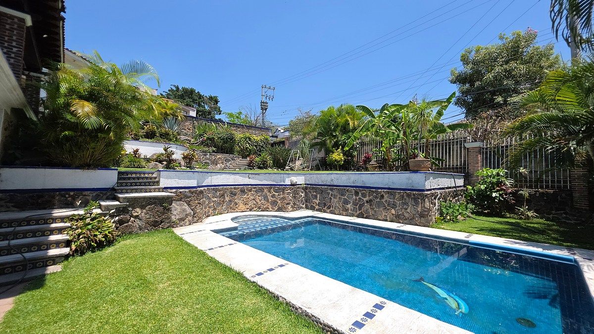 2 de 40: Vista general del jardín y alberca.