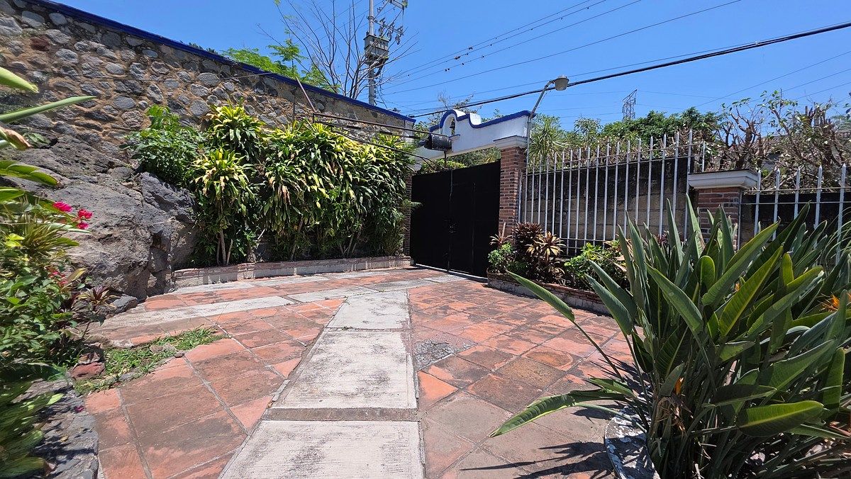 5 de 40: Entrada principal con espacio para estacionar un vehículo.