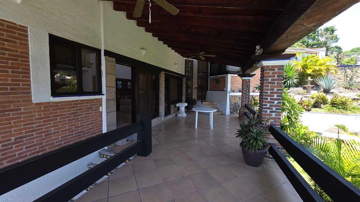 7 de 40: Terraza con vista al jardín, alberca y panorámica.