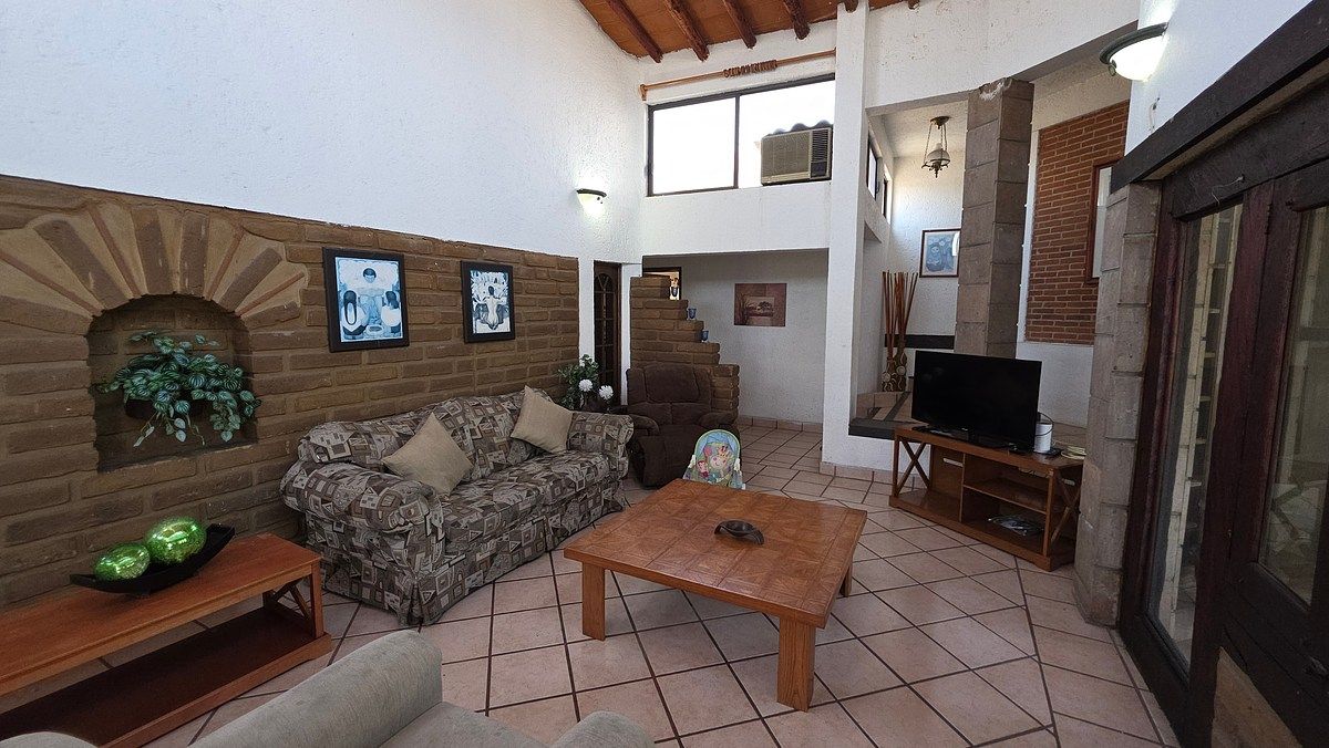 10 de 40: Sala de estar, con doble altura y mucha iluminación natural.