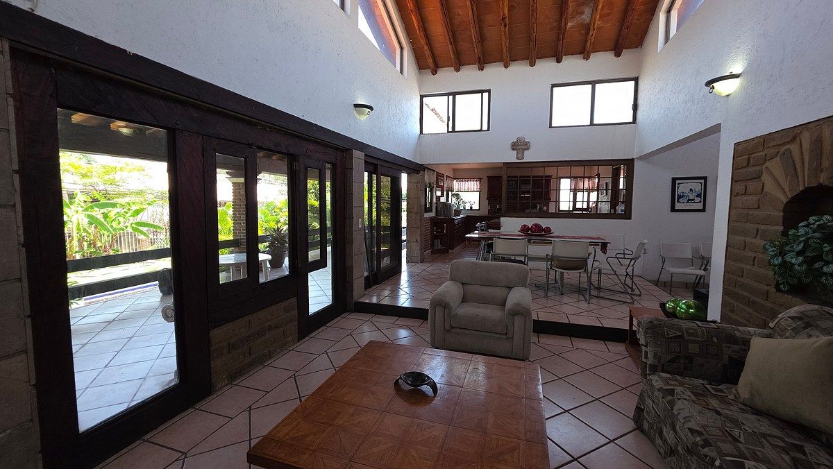 11 de 40: Sala de estar, con doble altura y mucha iluminación natural.