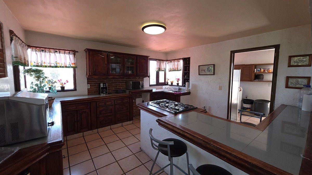 12 de 40: Cocina integral de madera, con desayunador.