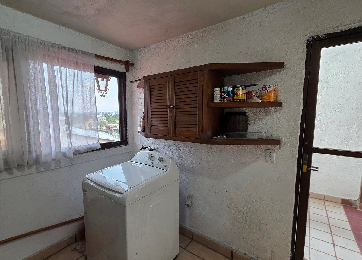 14 de 40: Cuarto de lavado con patio de servicio.