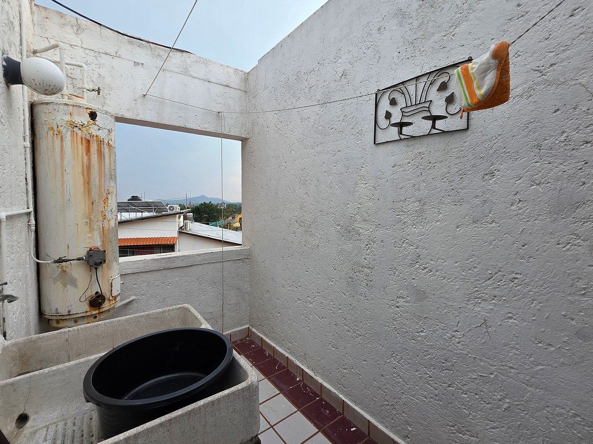 15 de 40: Cuarto de lavado con patio de servicio.