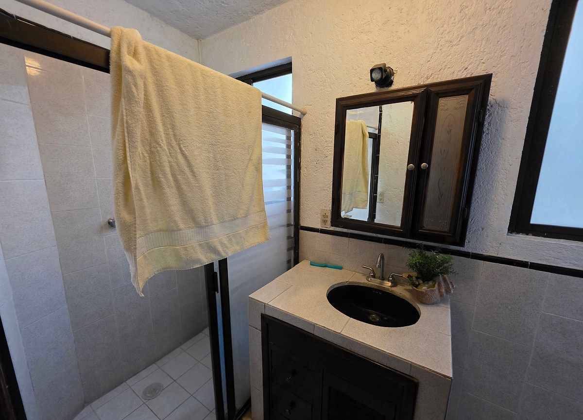 22 de 40: Baño completo que da servicio a las habitaciones secundarias