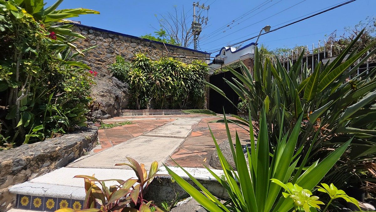 33 de 40: Entrada principal con espacio para estacionar un vehículo.