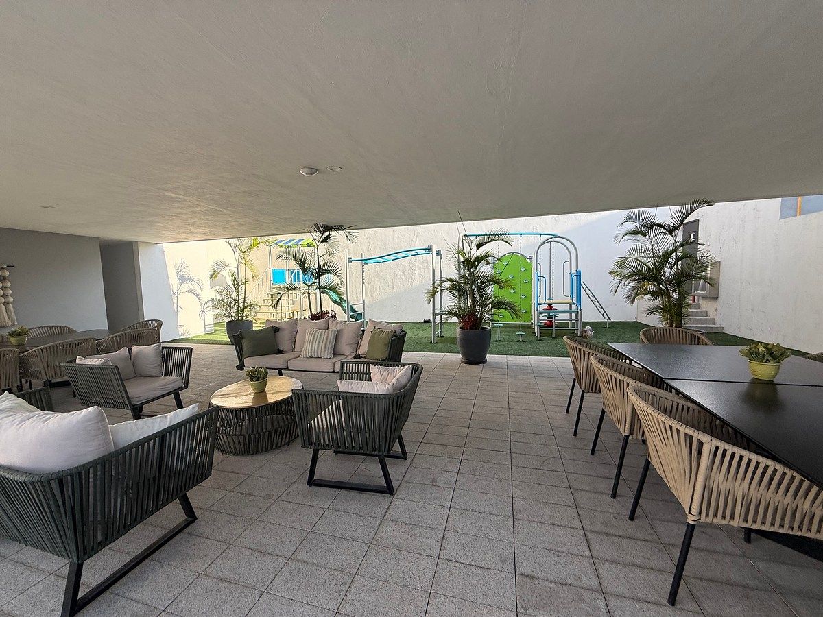 Area de juegos infantiles y terraza, foto 1 de 34