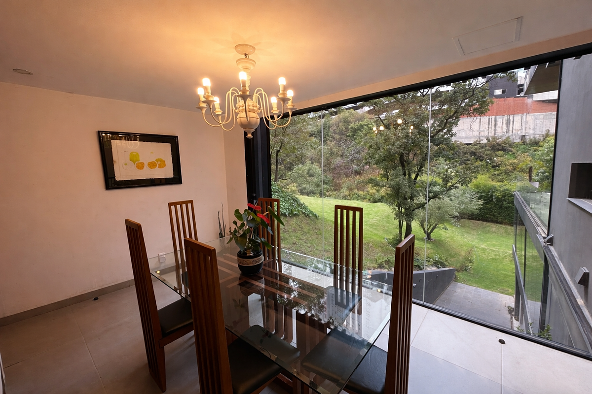 6 of 15: Desayunador con vista verde