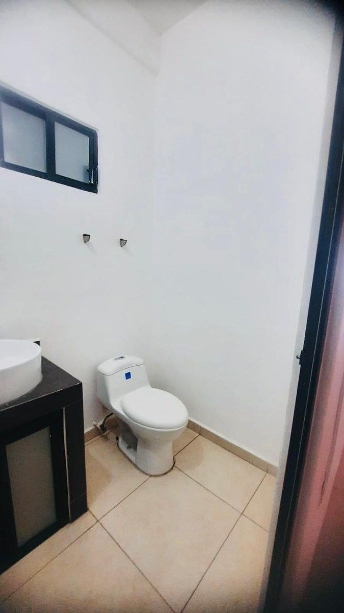 6 de 8: Local Renta Av Melchor ocampo Medio baño
