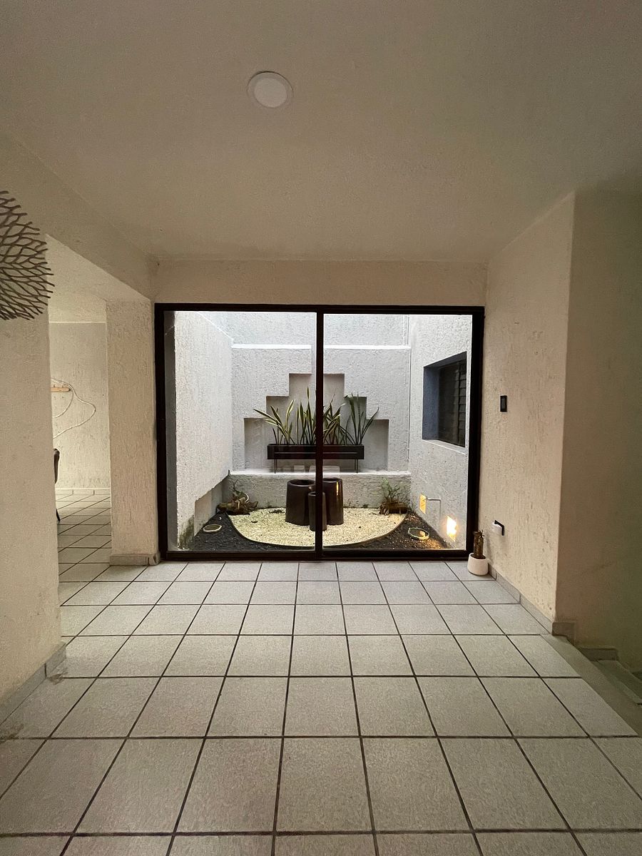 3 de 17: Recibidor + jardín interior