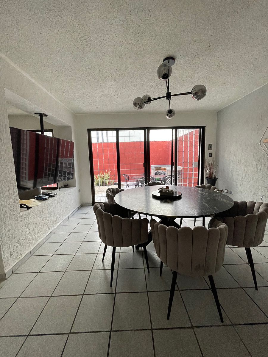 7 de 17: Comedor con vista terraza