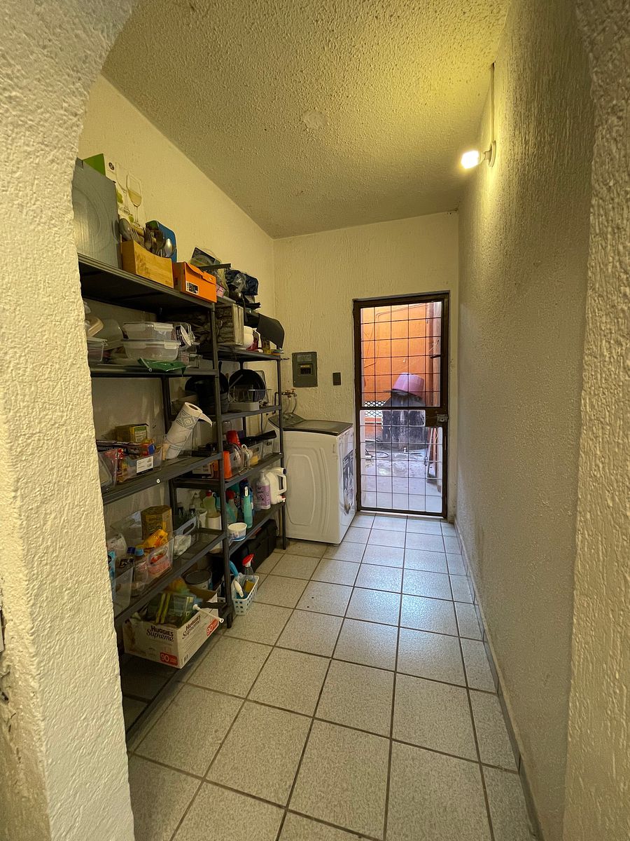 10 de 17: Pasiillo de servicio con acceso del exterior