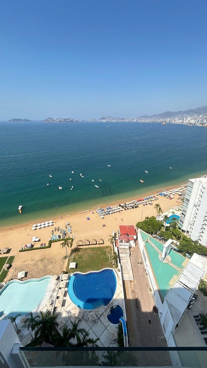 4 of 43: Vista a la Bahía