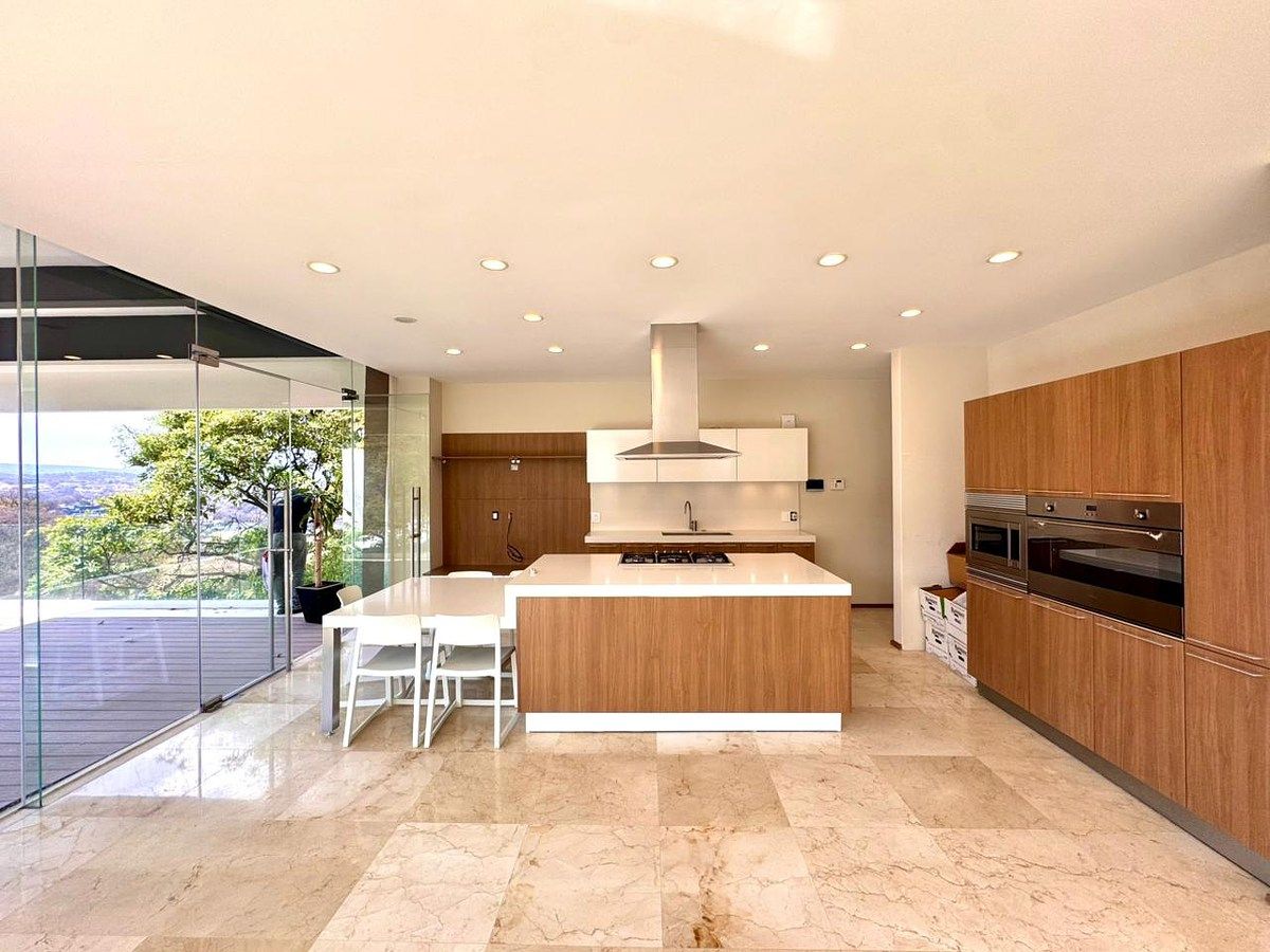 7 de 43: Cocina integral con mesa ante comedor