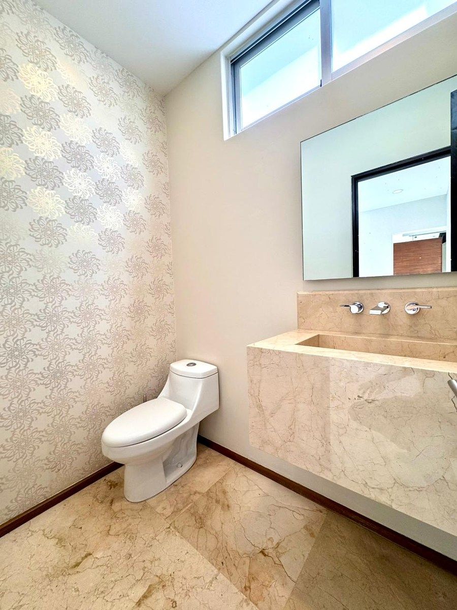 11 de 43: Baño de visitas