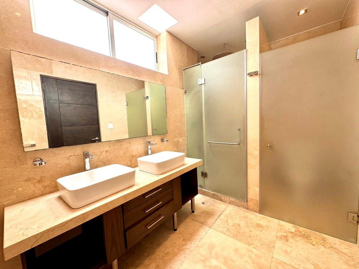 18 de 43: Baño recámara principal