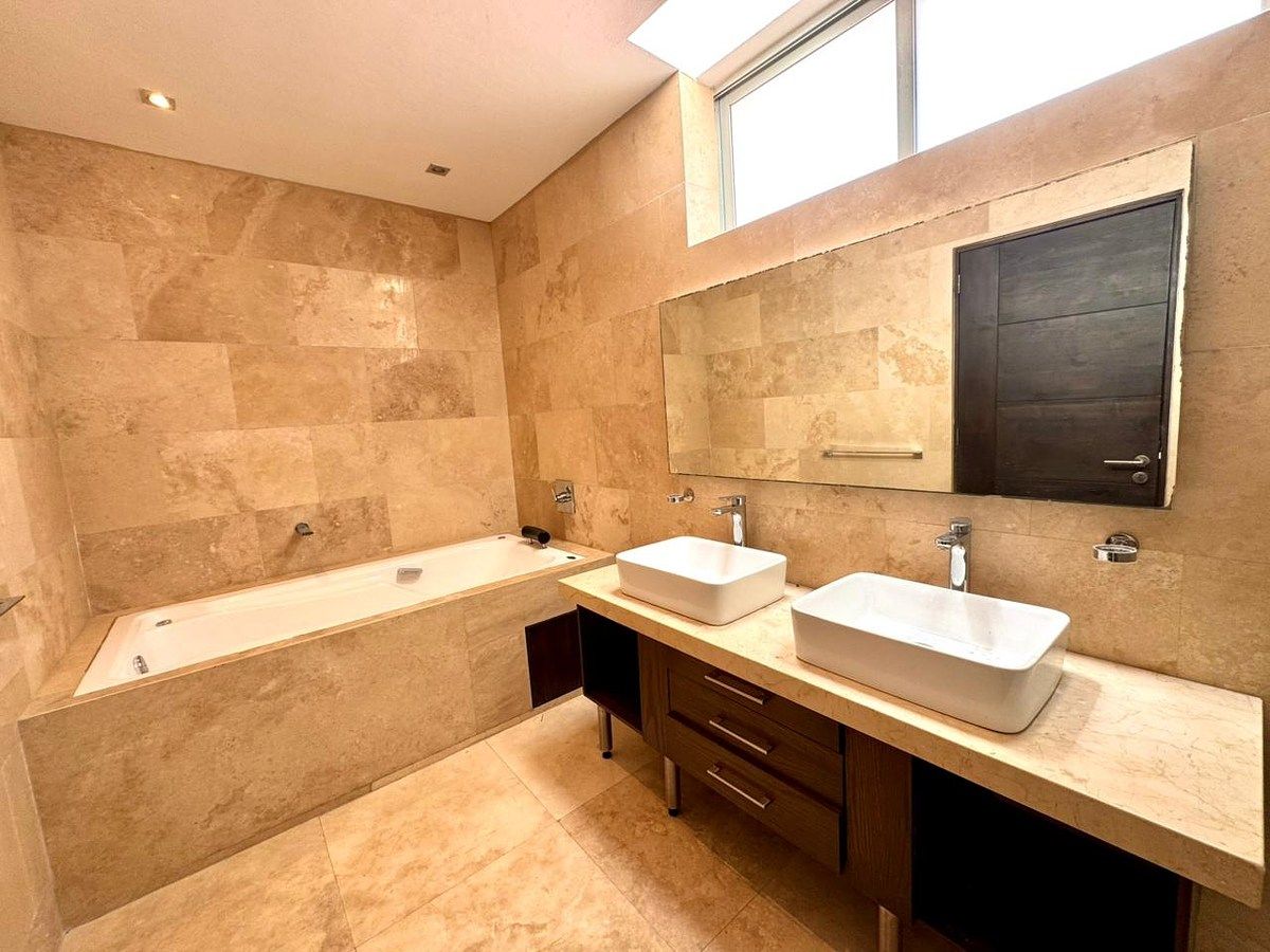 17 de 43: Baño, recámara principal con jacuzzi