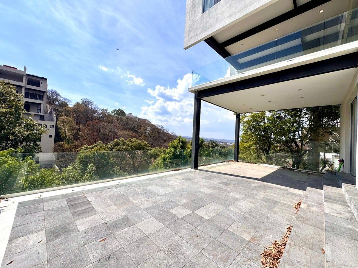 32 de 43: Terraza, que conecta con el salón de juegos