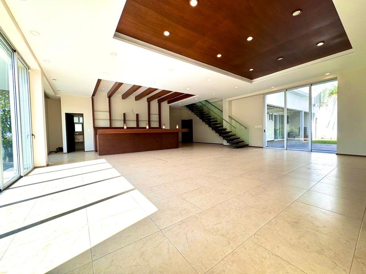 27 de 43: Área de juegos con barra y terraza