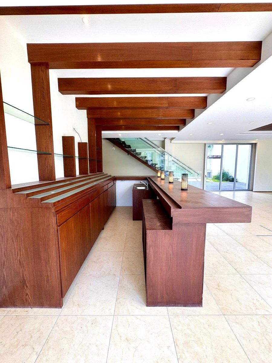 29 de 43: barra en salón de juegos