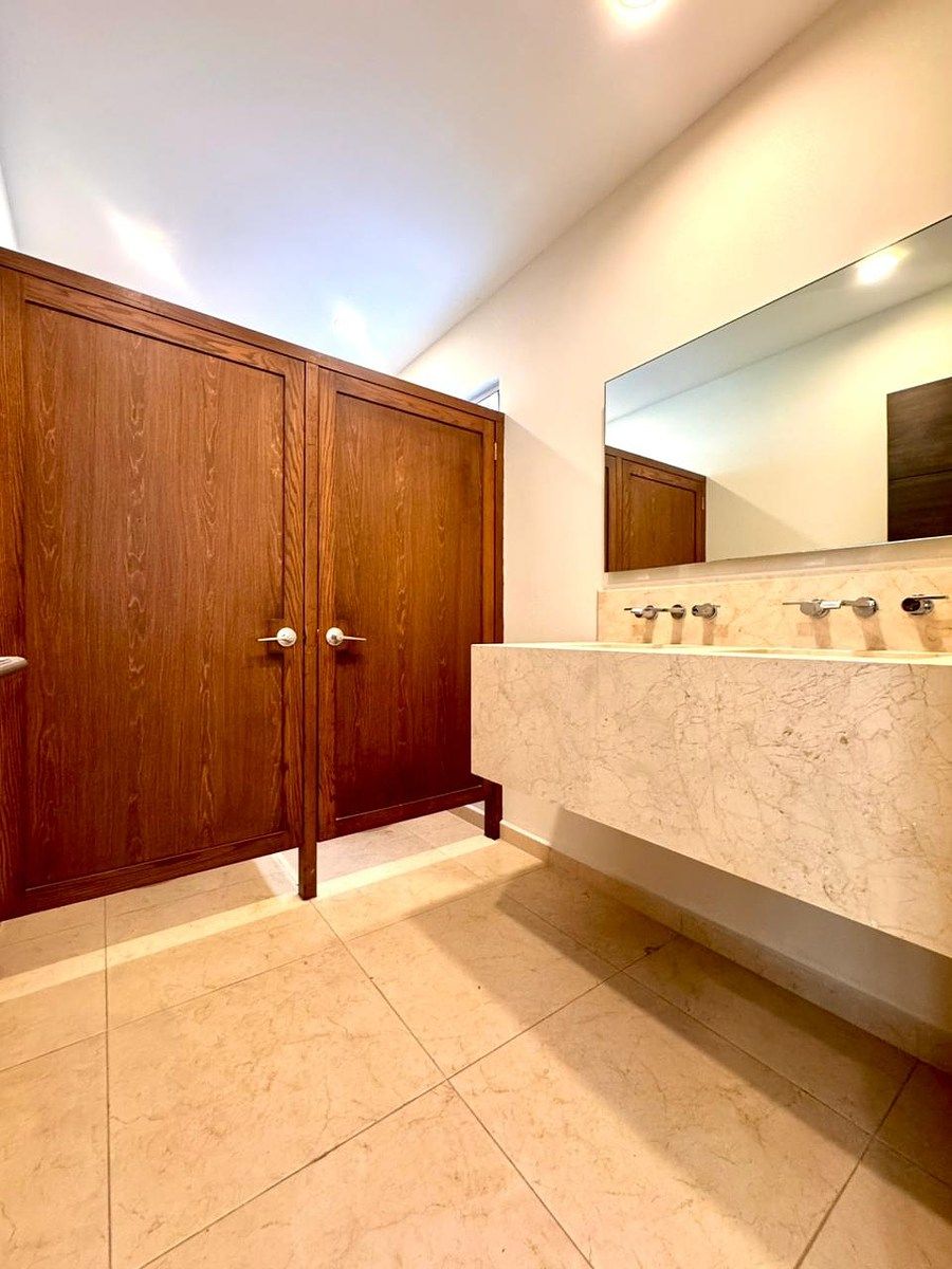 31 de 43: Baños, hombres y mujeres, salón de juegos