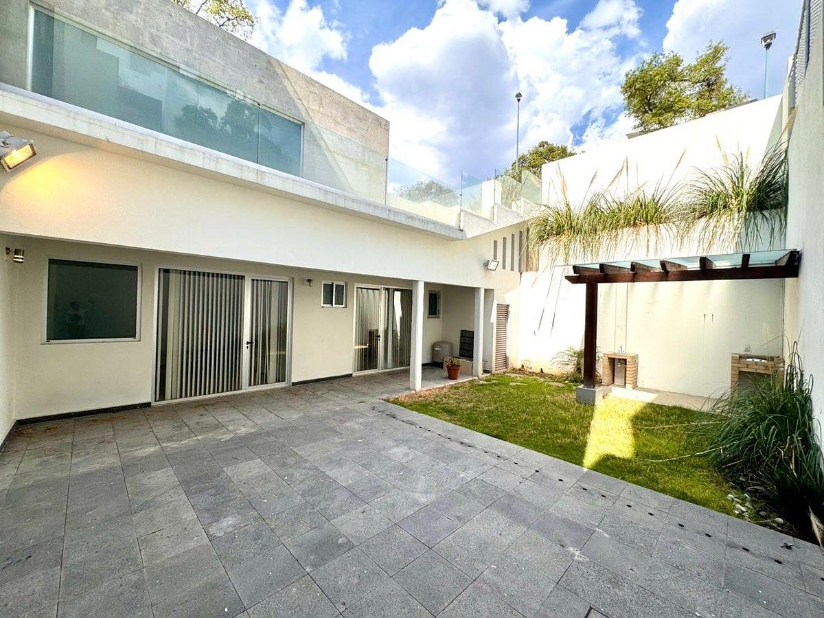 37 de 43: Zona de asadores, que conecta con dos habitaciones