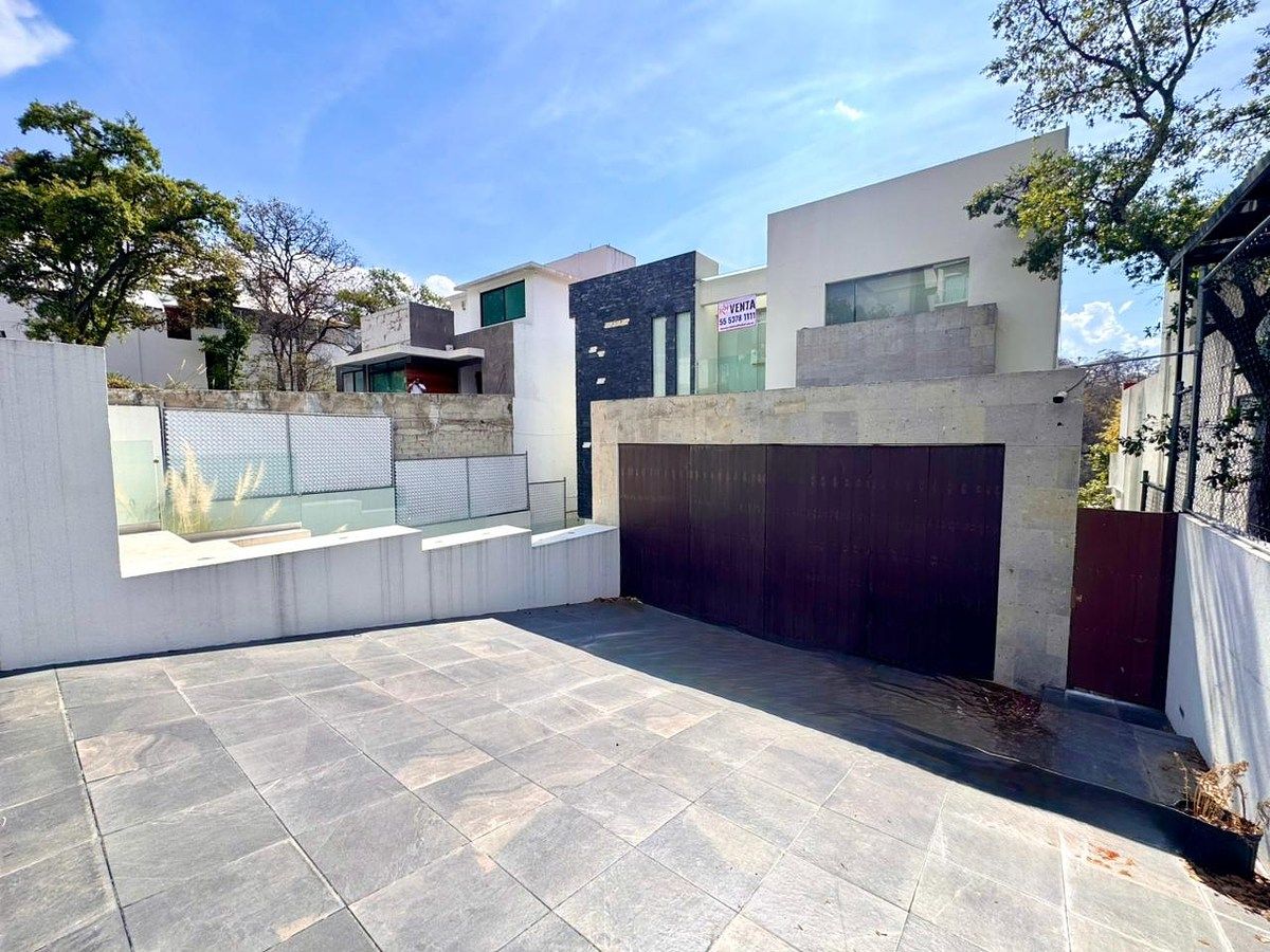 2 de 43: Entrada a Cochera