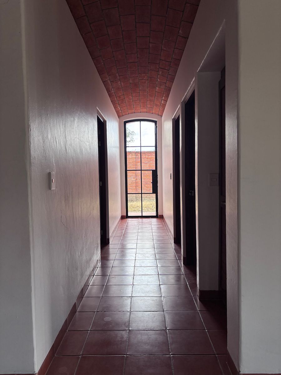 4 de 19: Pasillo a recamaras planta baja