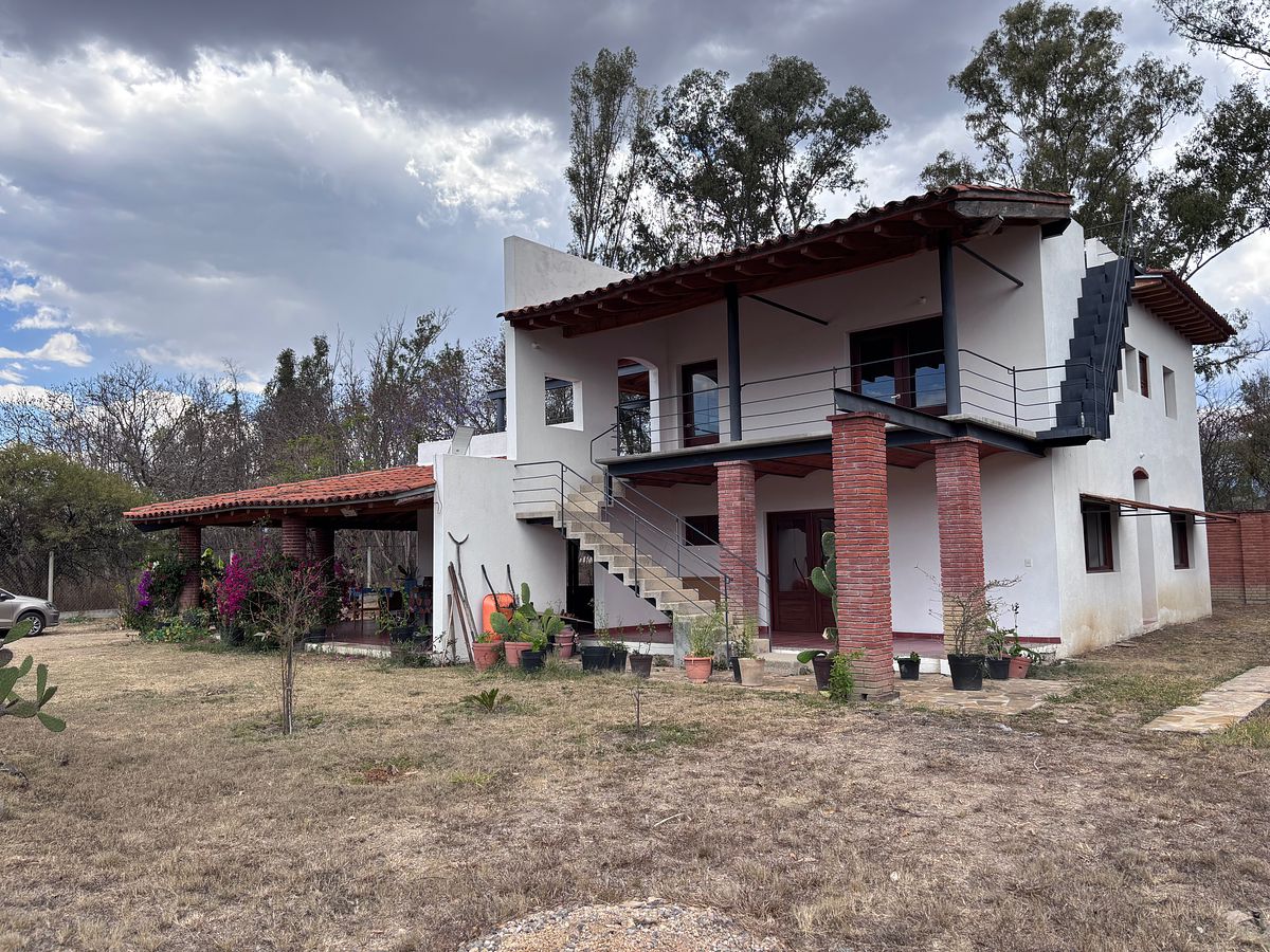 18 de 19: Fachada desde lateral derecho