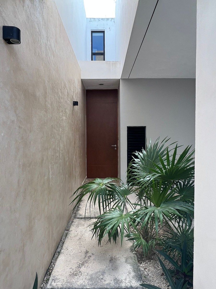 3 of 22: Puerta principal