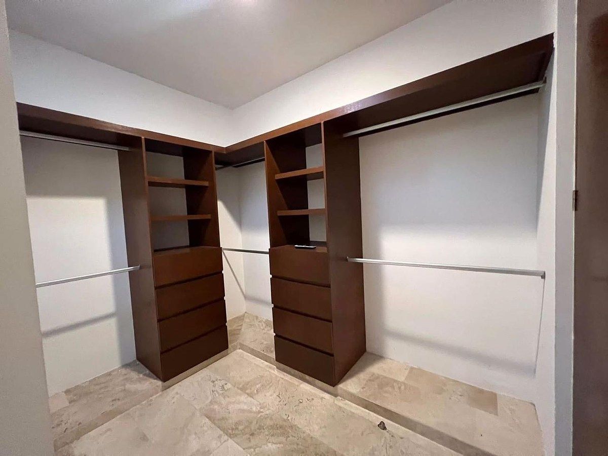 19 of 22: Closet vestidor habitación principal