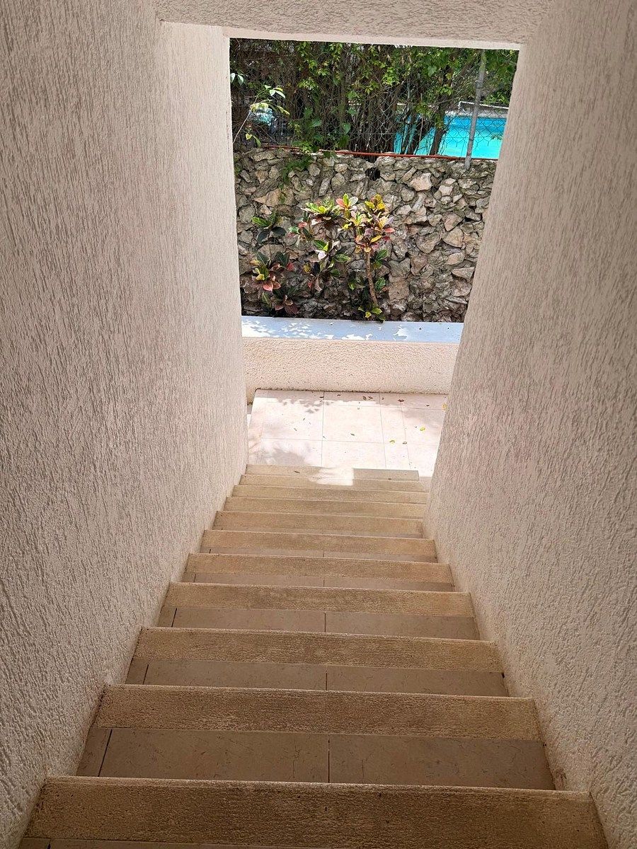 22 de 22: Escalera entrada