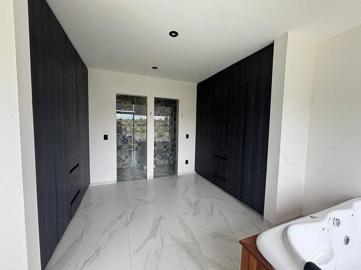 Baño y vestido recámara principal, photo 29 of 46